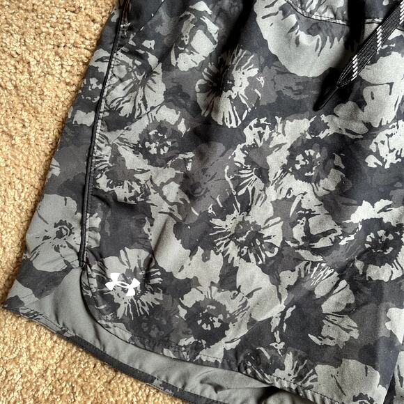 Under Armour Women’s Running Shorts Medium Black White Floral Print Athletic - Picture 2 of 8